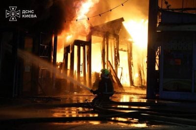 У Києві після російської атаки масштабна пожежа, постраждали люди (фото)