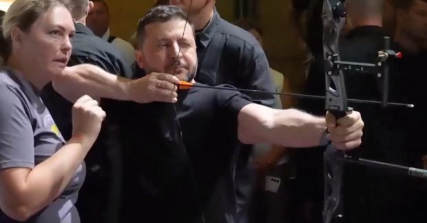 Володимир Зеленський стріляв з лука в Івано-Франківську