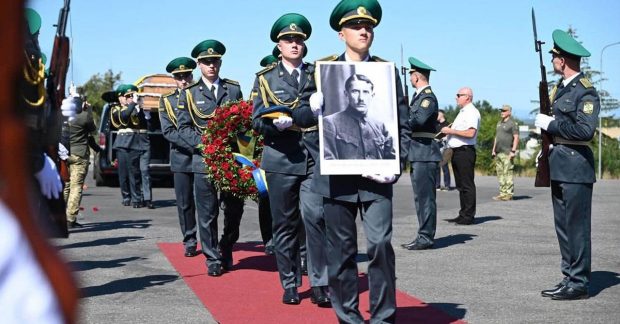 в Україну доставили прах засновника ОУН