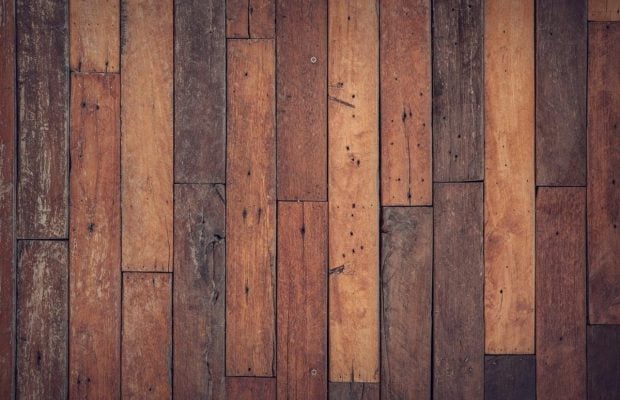 Гість Airbnb відсунув звичайний стілець і натрапив на моторошну знахідку під підлогою