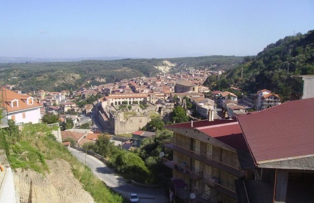 На півдні Італії є село, яке поступово втрачає мешканців: причина не лише в роботі