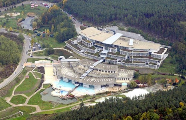 У 1962 році тут шукали нафту, але те, що вирвалося з-під землі, назавжди змінило долю села