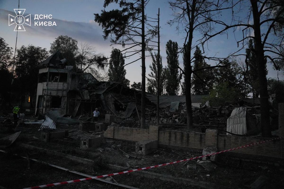 Росіяни масовано атакували Київ балістикою і дронами: багато загиблих та постраждалих Росіяни масовано атакували Київ балістикою і дронами: багато загиблих та постраждалих