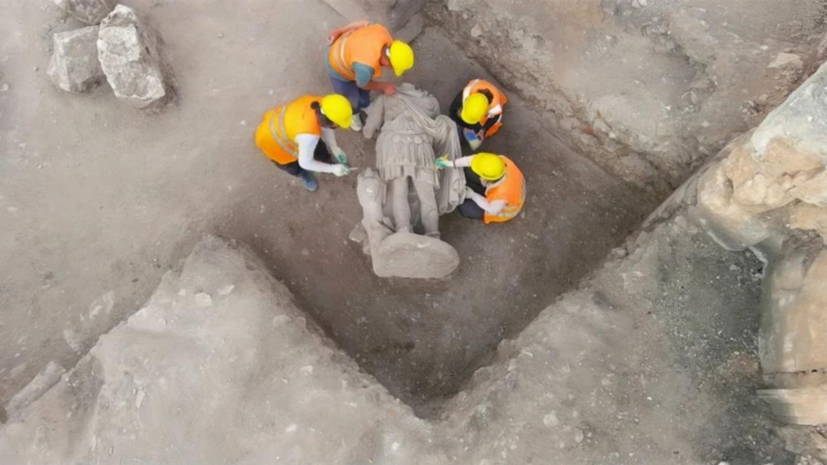 Археологи собрали из кусков статую императора, которую 1600 лет назад разбило землетрясение Археологи собрали из кусков статую императора, которую 1600 лет назад разбило землетрясение