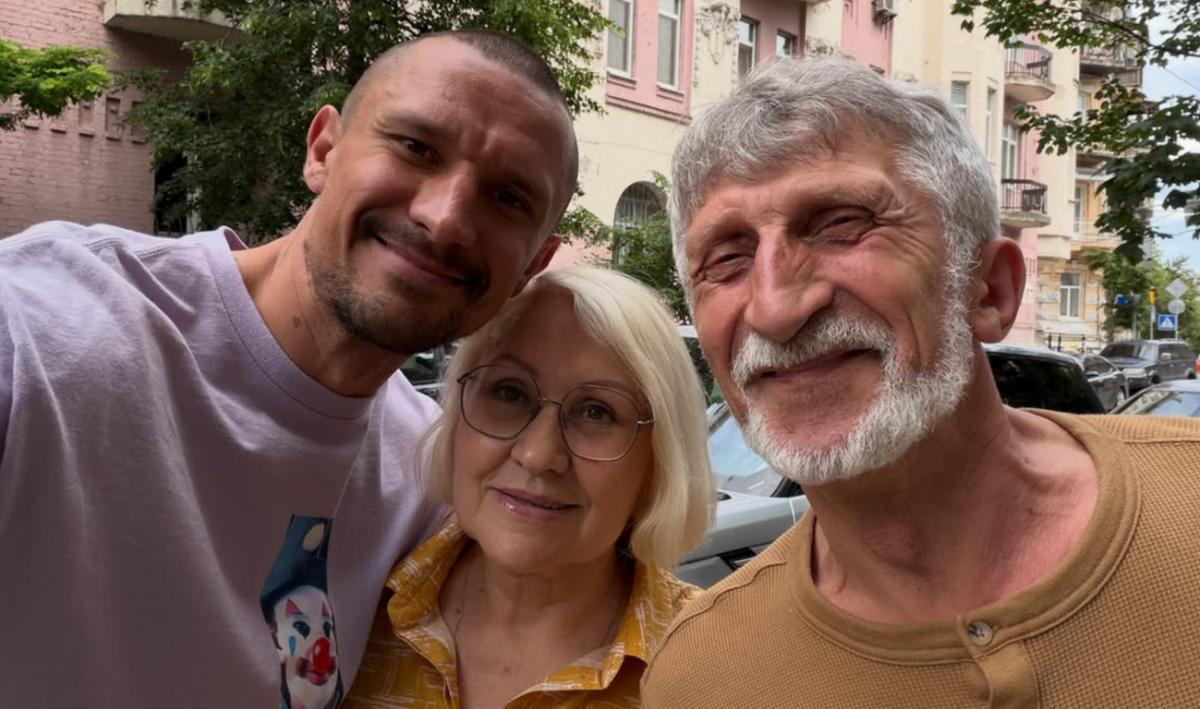 'На базе': Цымбалюк с родителями и возлюбленной выехал из Киева (фото) 'На базе': Цымбалюк с родителями и возлюбленной выехал из Киева (фото)