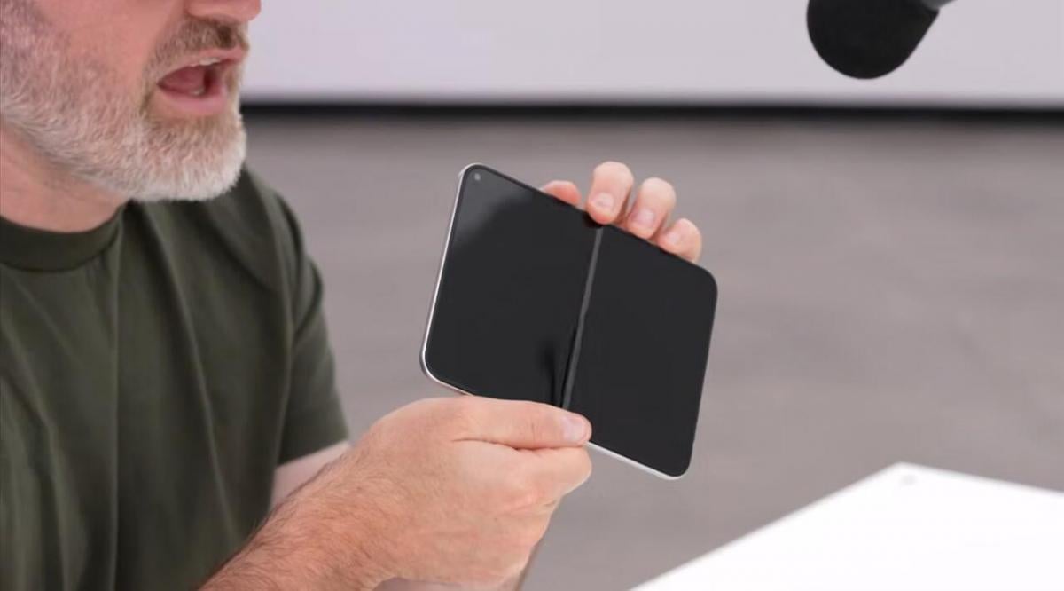 Складний iPhone показали на відео за тиждень до анонсу: користувачі вже незадоволені Складний iPhone показали на відео за тиждень до анонсу: користувачі вже незадоволені