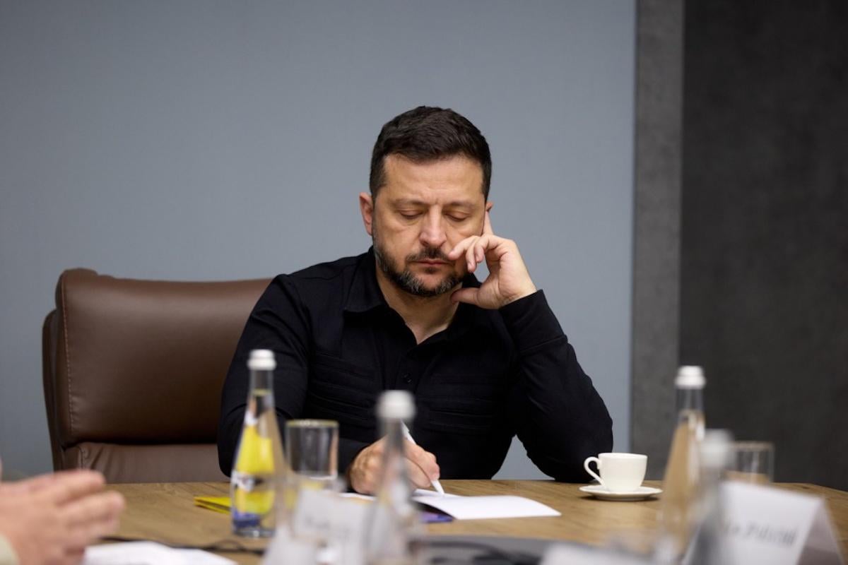 Перестрелка между СБУ и ГУР: Зеленский анонсировал увольнения в обоих ведомствах Перестрелка между СБУ и ГУР: Зеленский анонсировал увольнения в обоих ведомствах
