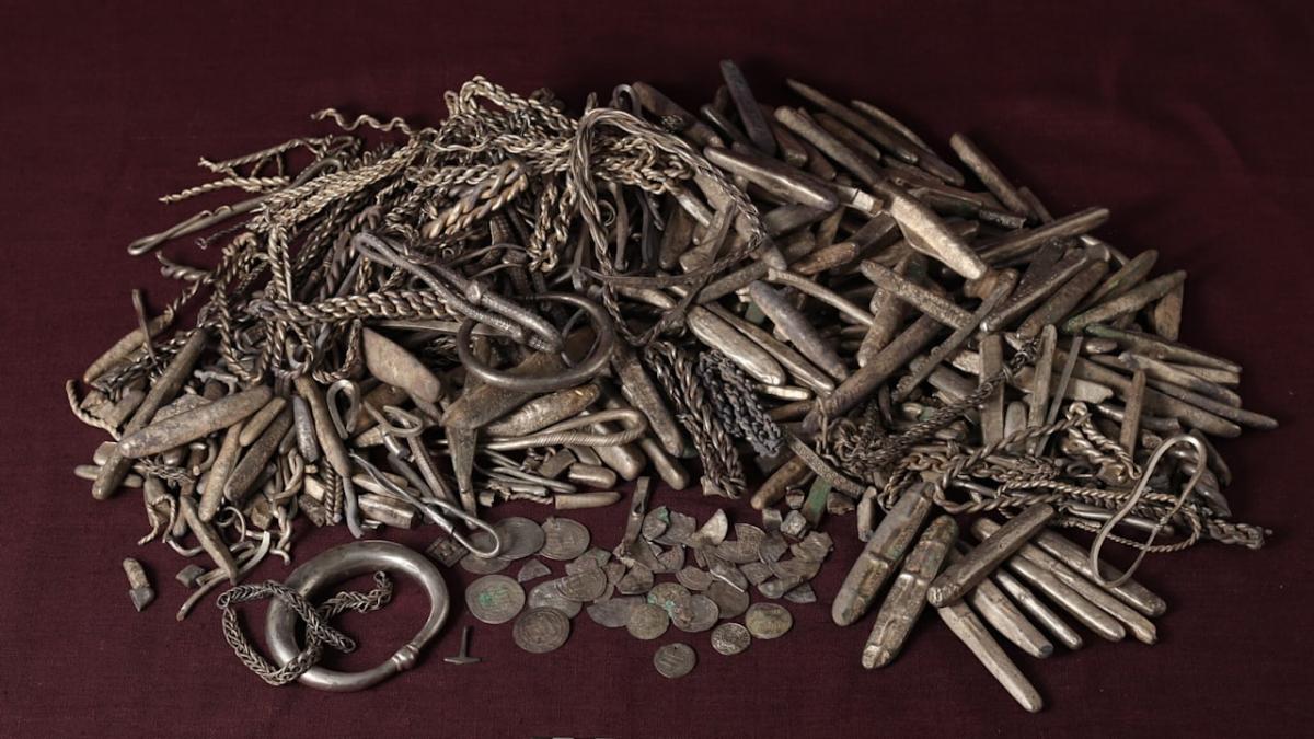 У Данії чоловік знайшов у своєму саду срібний скарб вікінгів вагою 18 кілограмів У Данії чоловік знайшов у своєму саду срібний скарб вікінгів вагою 18 кілограмів