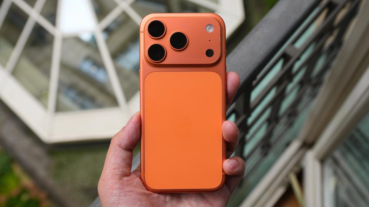 Власник рік носив iPhone 17 Pro без чохла: ось як тепер виглядає смартфон Власник рік носив iPhone 17 Pro без чохла: ось як тепер виглядає смартфон