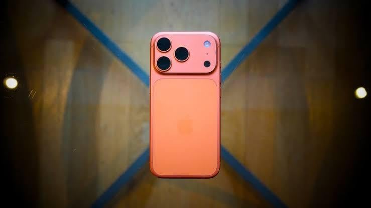 Власник рік носив iPhone 17 Pro без чохла: ось як тепер виглядає смартфон Власник рік носив iPhone 17 Pro без чохла: ось як тепер виглядає смартфон
