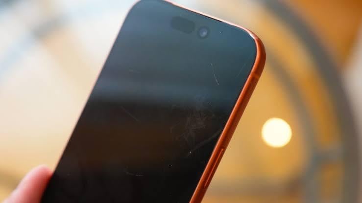 Власник рік носив iPhone 17 Pro без чохла: ось як тепер виглядає смартфон Власник рік носив iPhone 17 Pro без чохла: ось як тепер виглядає смартфон