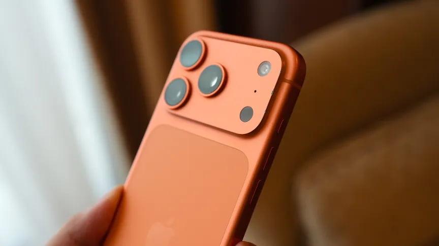 Власник рік носив iPhone 17 Pro без чохла: ось як тепер виглядає смартфон Власник рік носив iPhone 17 Pro без чохла: ось як тепер виглядає смартфон