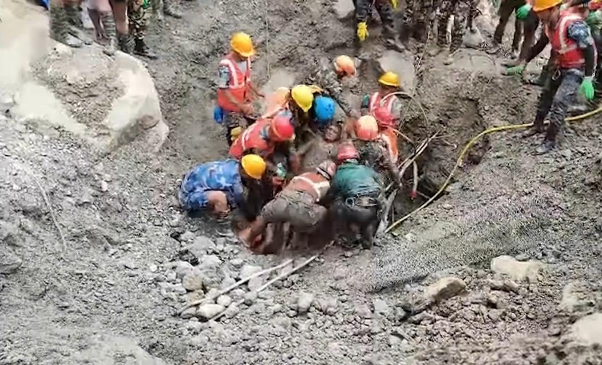Двох людей дивом знайшли живими через дев’ять днів під землею після повені у Непалі Двох людей дивом знайшли живими через дев’ять днів під землею після повені у Непалі