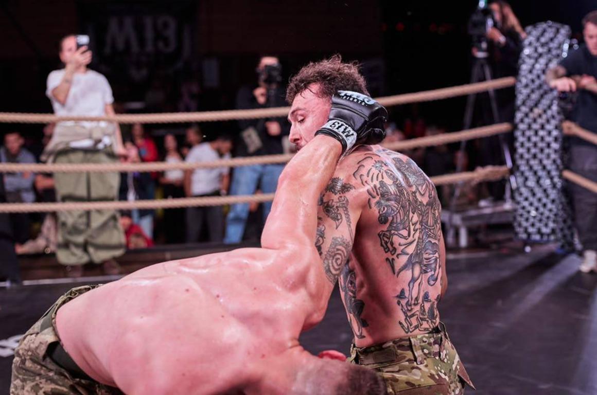 Видовищні бої серед військових: M13 FIGHTS провів турнір на баржі у центрі столиці Видовищні бої серед військових: M13 FIGHTS провів турнір на баржі у центрі столиці