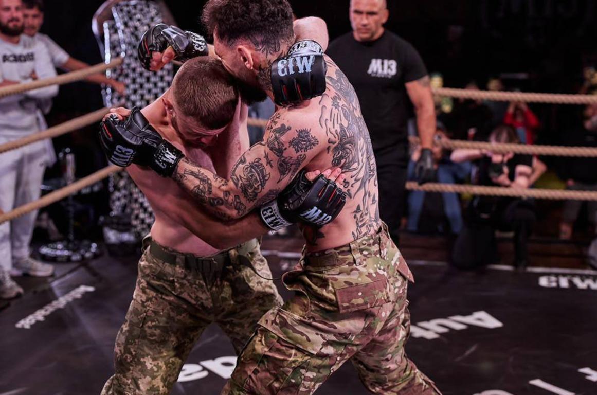 Видовищні бої серед військових: M13 FIGHTS провів турнір на баржі у центрі столиці Видовищні бої серед військових: M13 FIGHTS провів турнір на баржі у центрі столиці