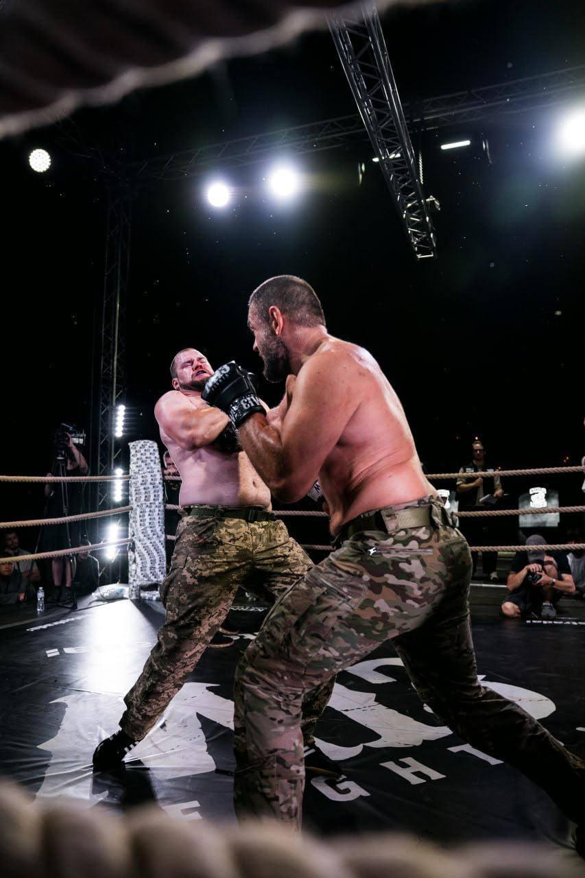 Видовищні бої серед військових: M13 FIGHTS провів турнір на баржі у центрі столиці Видовищні бої серед військових: M13 FIGHTS провів турнір на баржі у центрі столиці