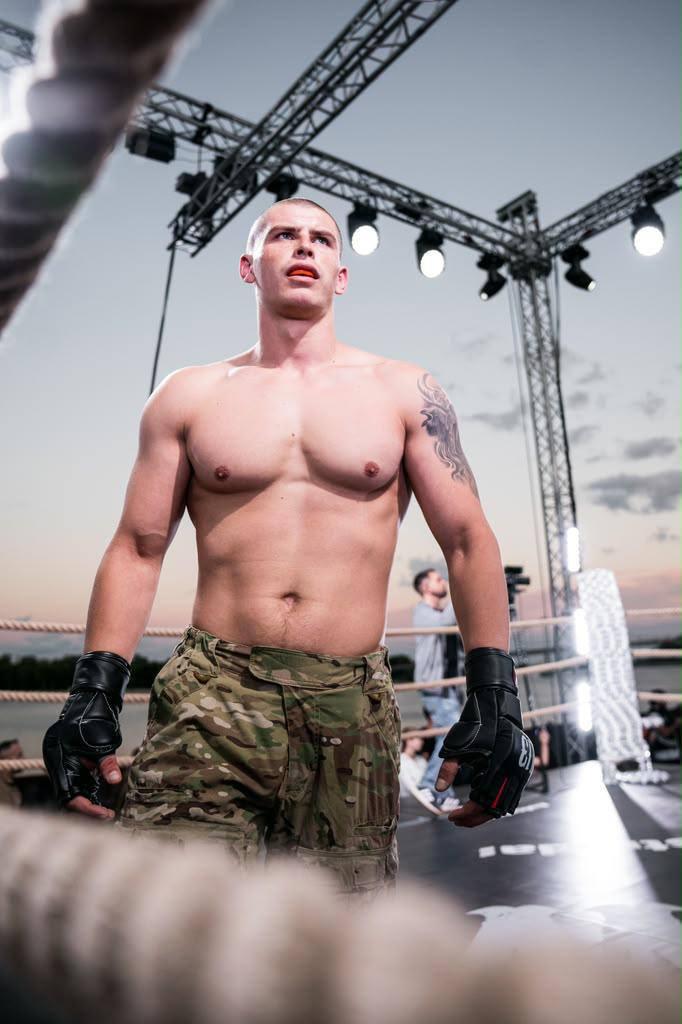 Видовищні бої серед військових: M13 FIGHTS провів турнір на баржі у центрі столиці Видовищні бої серед військових: M13 FIGHTS провів турнір на баржі у центрі столиці