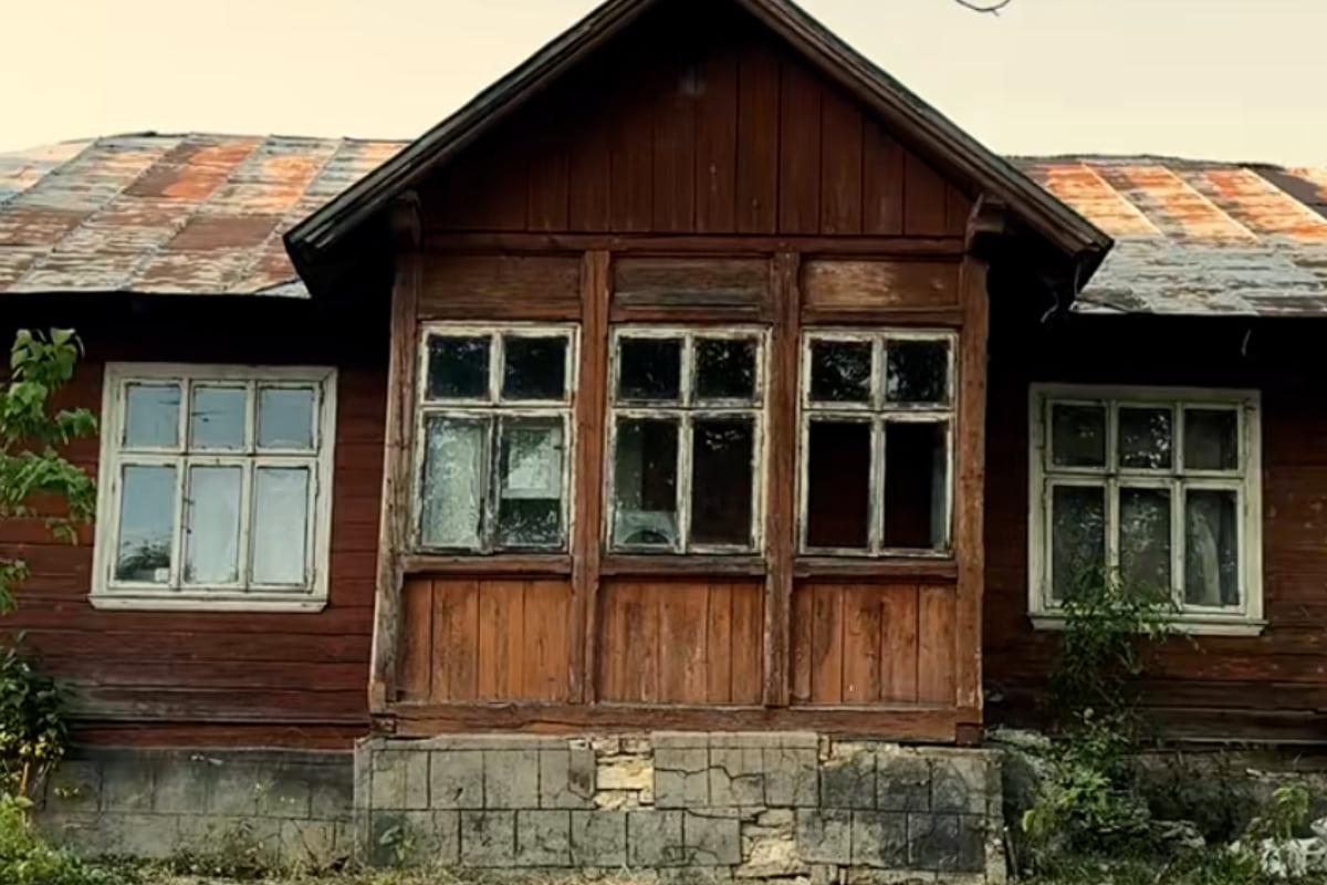 Молода родина купила занедбану хату в Карпатах, яку всі оминали: який вигляд має оселя