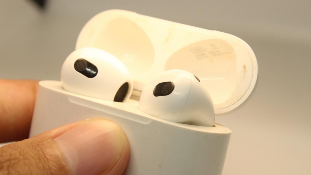 Батарея AirPods більше не тримає заряд: що робити власнику