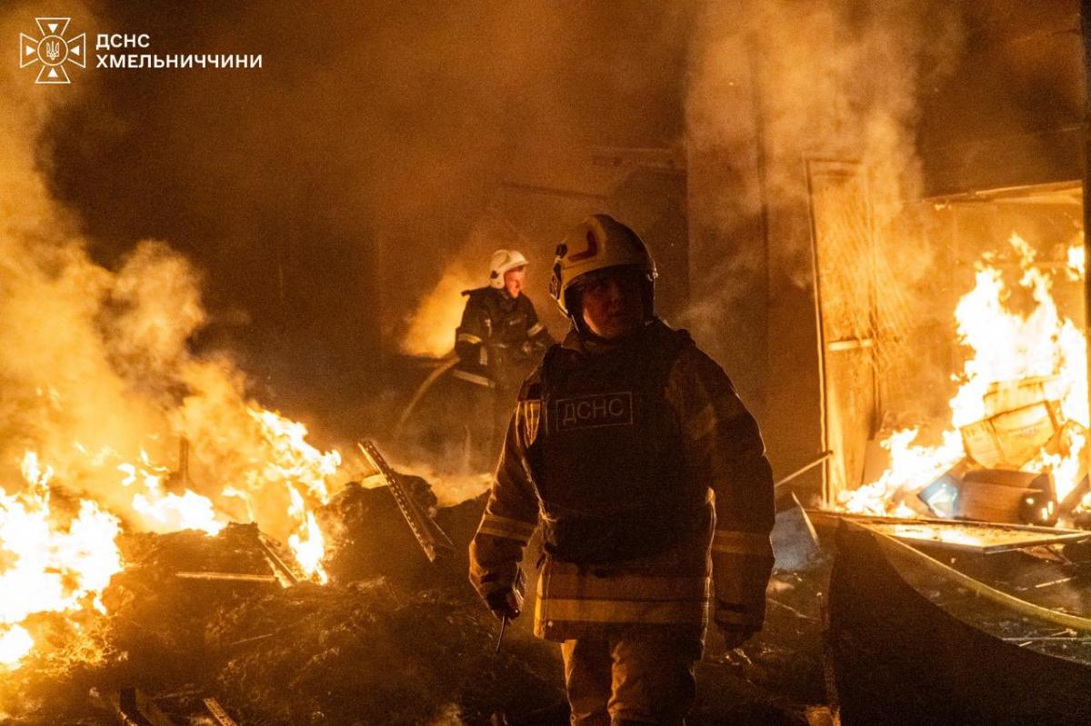 Російські дрони вдарили по ринку у Хмельницькому, поранено рятувальників (фото, відео) Російські дрони вдарили по ринку у Хмельницькому, поранено рятувальників (фото, відео)