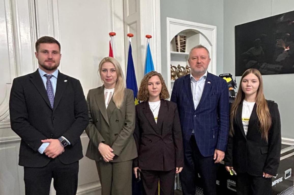 'Ми обрали Україну': сестри з Донецька розповіли в парламенті Нідерландів про життя в окупації 'Ми обрали Україну': сестри з Донецька розповіли в парламенті Нідерландів про життя в окупації