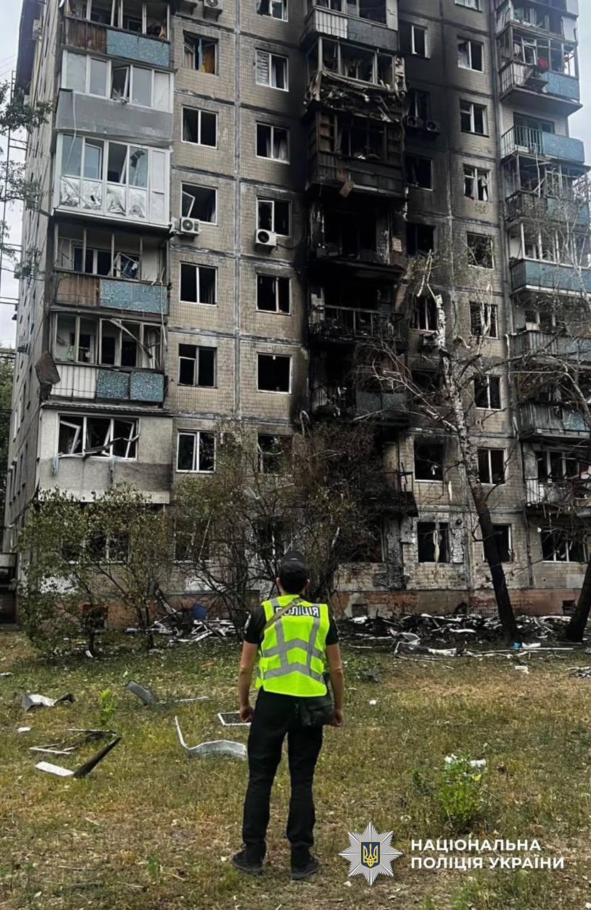 Российские оккупанты ночью атаковали Киев: загорелся жилой дом, есть раненые Российские оккупанты ночью атаковали Киев: загорелся жилой дом, есть раненые
