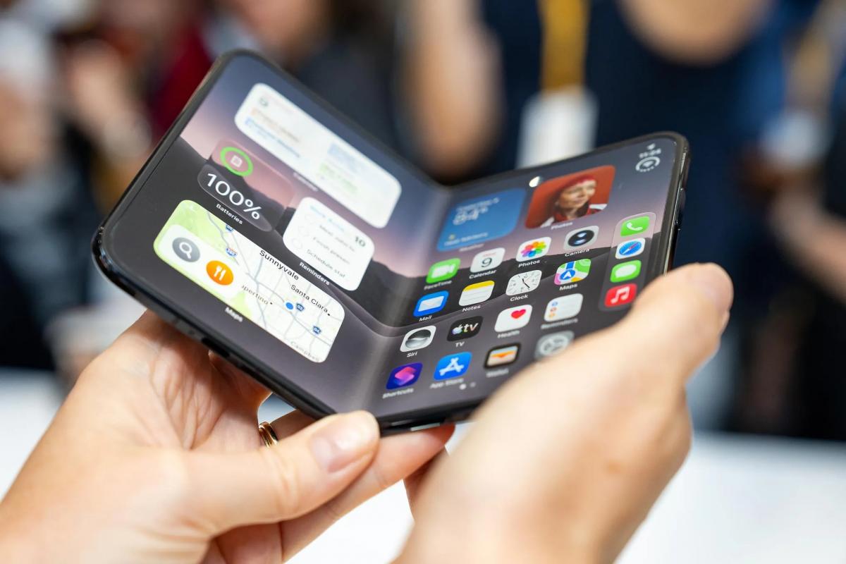 iPhone Duo показали на живих фото і відео: перші відгуки про смартфон-розкладачку