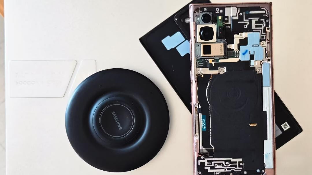 Wireless charging turned out to be less convenient than expected: here's why the author went back to using a cable / photo MakeUseOf