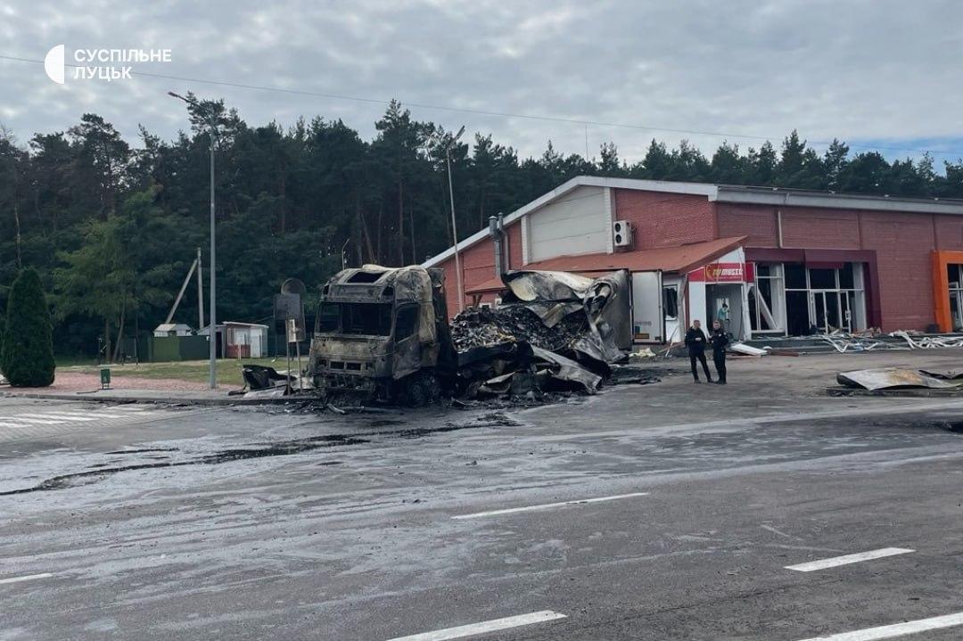 На границе Украины с Польшей раздались взрывы, загорелась АЗС (фото, видео) На границе Украины с Польшей раздались взрывы, загорелась АЗС (фото, видео)