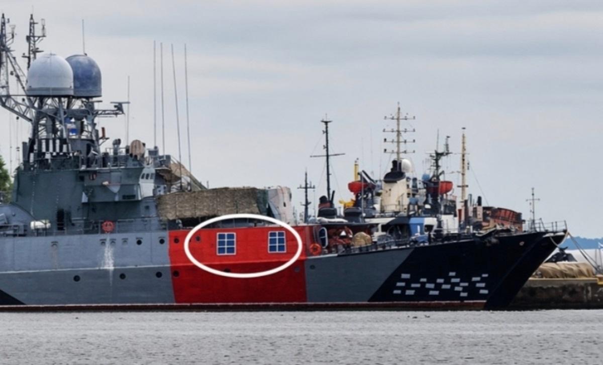 Россияне начали маскировать корабли под дома, чтобы защитить их от дронов Россияне начали маскировать корабли под дома, чтобы защитить их от дронов