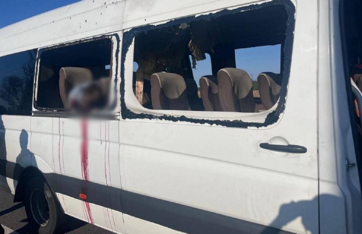 Россияне ударили по автобусу возле Никополя: погибли 5 человек, много раненых (фото) Россияне ударили по автобусу возле Никополя: погибли 5 человек, много раненых (фото)