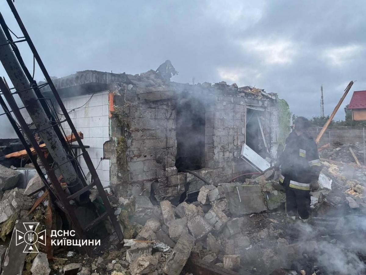 Росіяни зруйнували будинок на Київщині: постраждала ціла родина (фото) Росіяни зруйнували будинок на Київщині: постраждала ціла родина (фото)