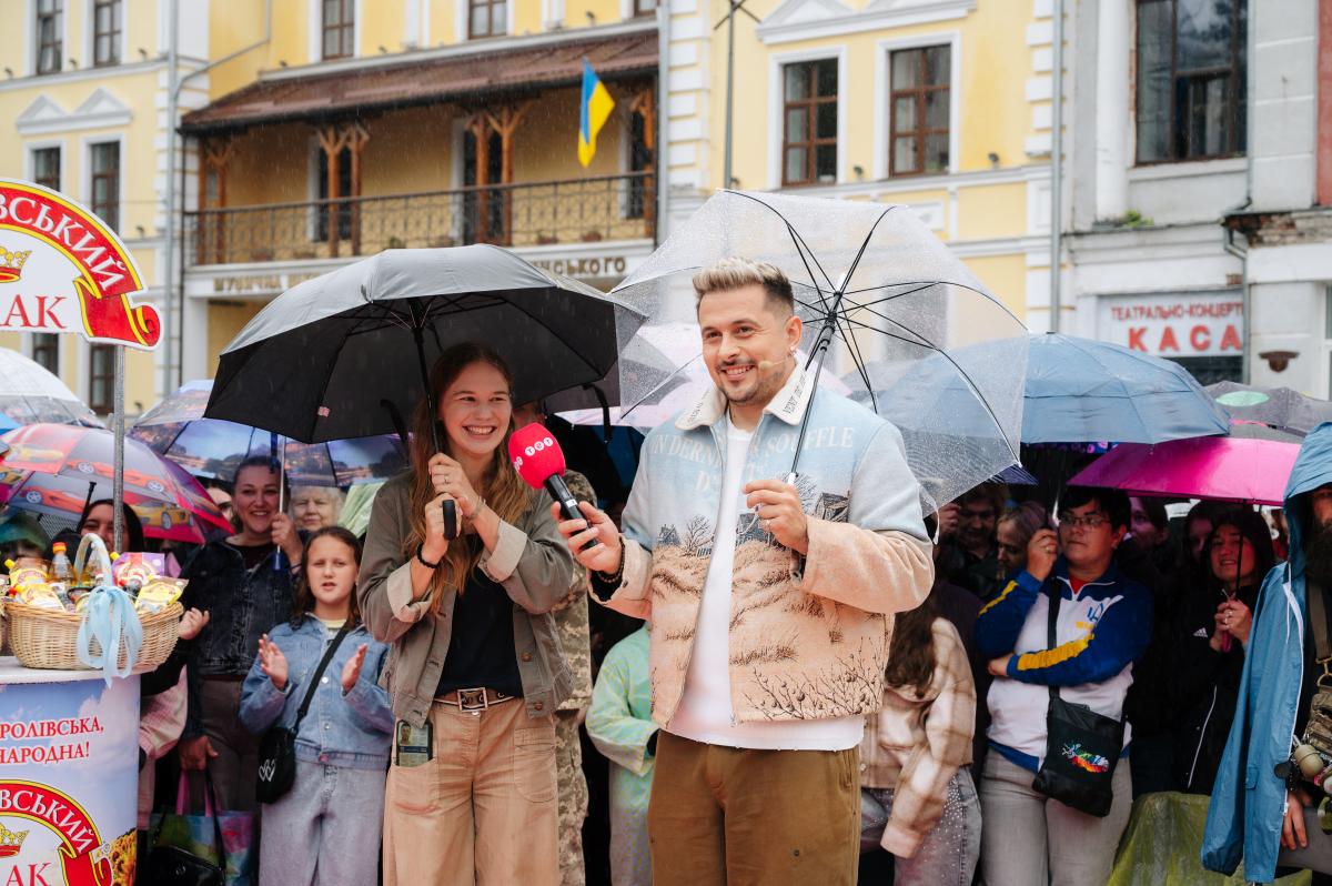 "Почався дощ, але люди нікуди не йдуть": як Житомир зустрів "Караоке на майдані"