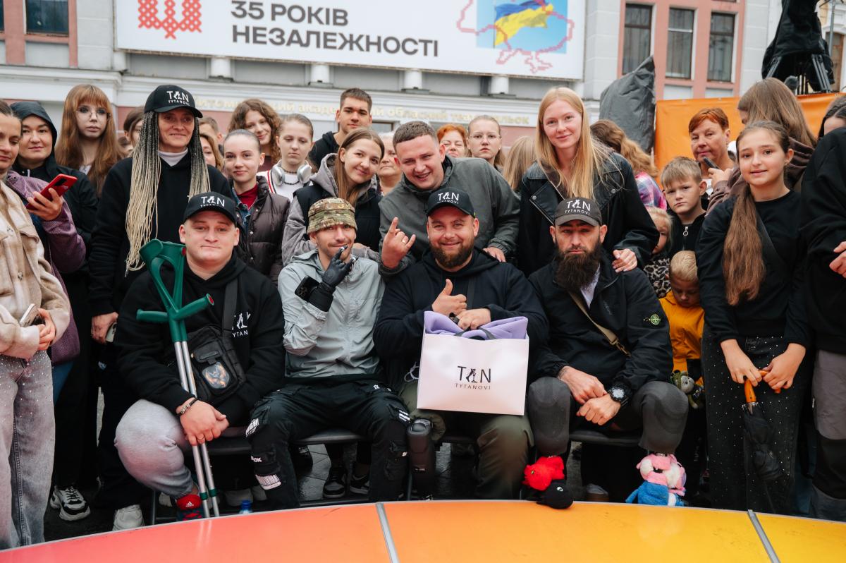 'Почався дощ, але люди нікуди не йдуть': як Житомир зустрів 'Караоке на майдані' 'Почався дощ, але люди нікуди не йдуть': як Житомир зустрів 'Караоке на майдані'