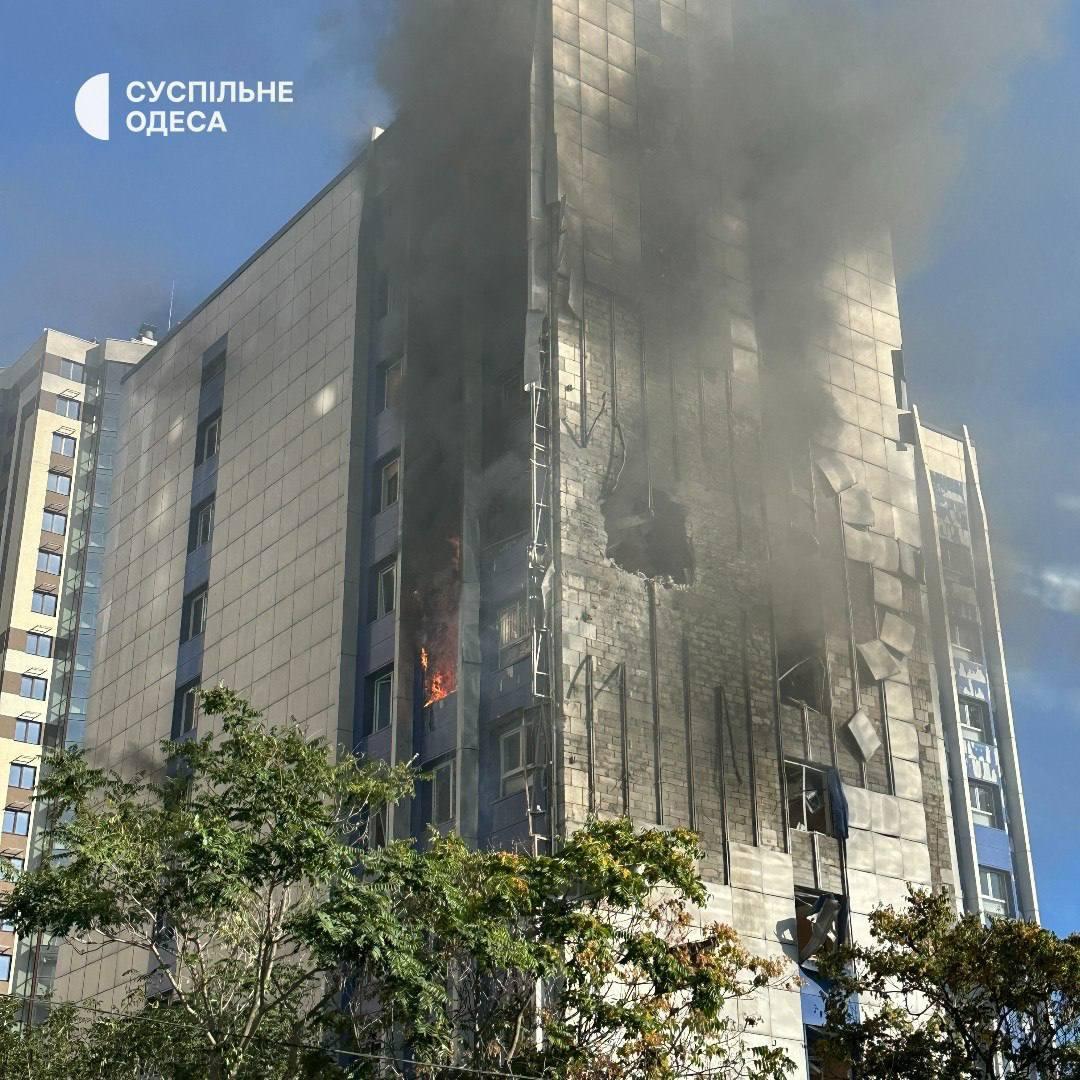 Россияне атаковали здание 'Укрзализныци' в Одессе: есть раненые Россияне атаковали здание 'Укрзализныци' в Одессе: есть раненые