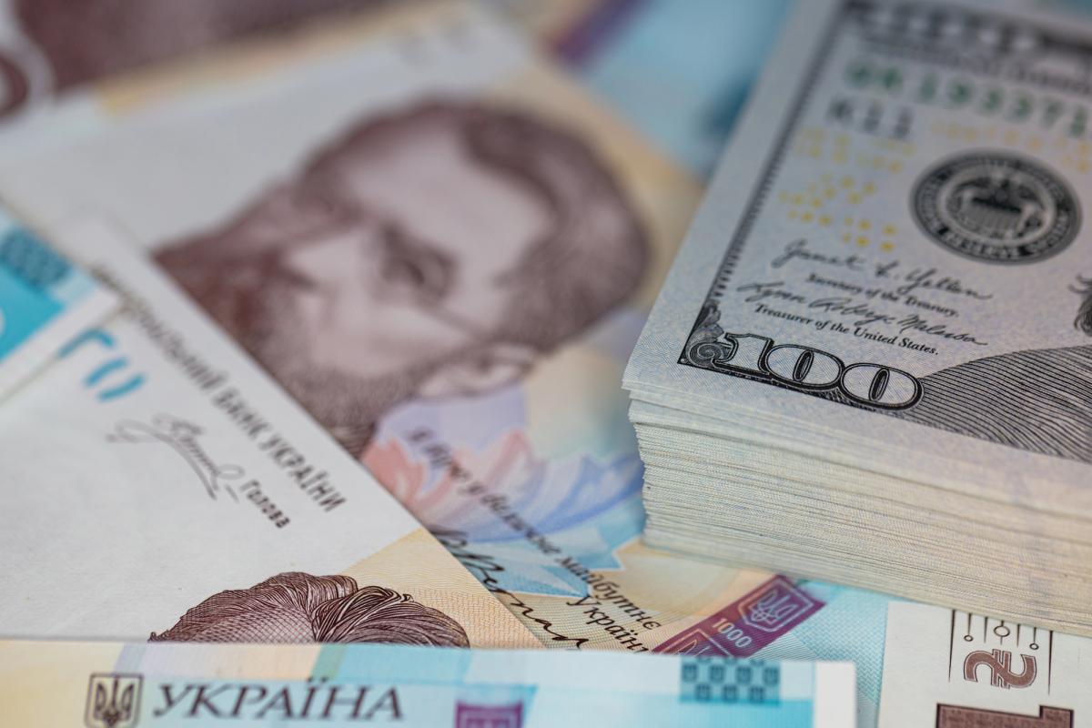 Скільки коштуватимуть 100 доларів в Україні: прогноз банкіра до 11 жовтня