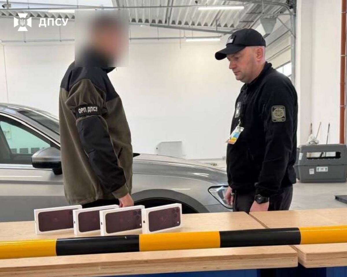 Первые iPhone 18 Pro Max контрабандисты уже попытались ввезти в Украину (фото) Первые iPhone 18 Pro Max контрабандисты уже попытались ввезти в Украину (фото)