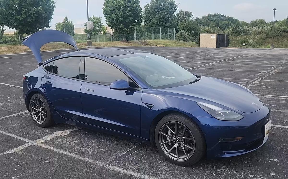Чоловік встановив сонячну плівку на Tesla: він розповів про результати через місяць Чоловік встановив сонячну плівку на Tesla: він розповів про результати через місяць