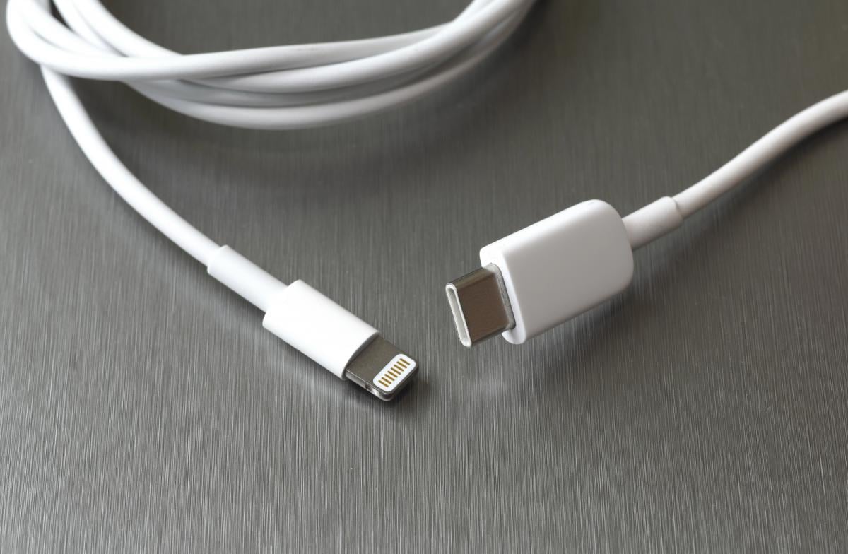 USB-C проти Lightning: який кабель витримає більше заряджань USB-C проти Lightning: який кабель витримає більше заряджань