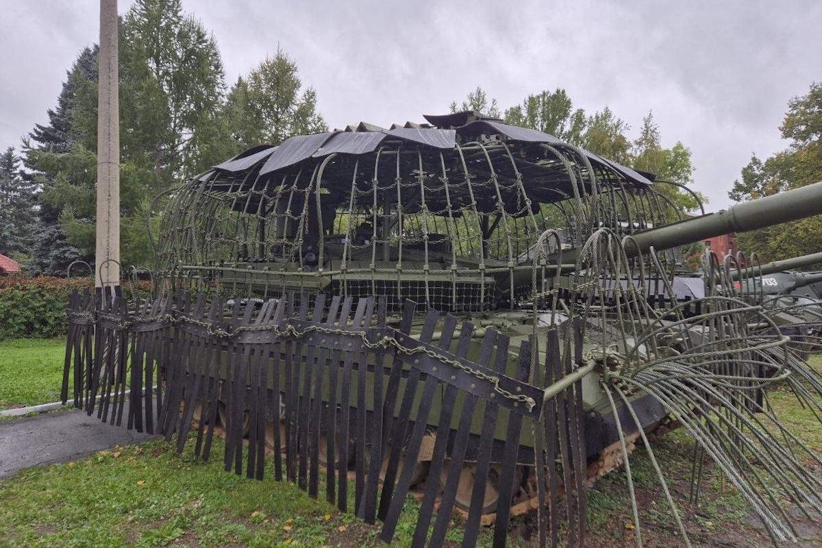 Російський танк пережив 40 ударів дронів: чи може механізована війна повернутися