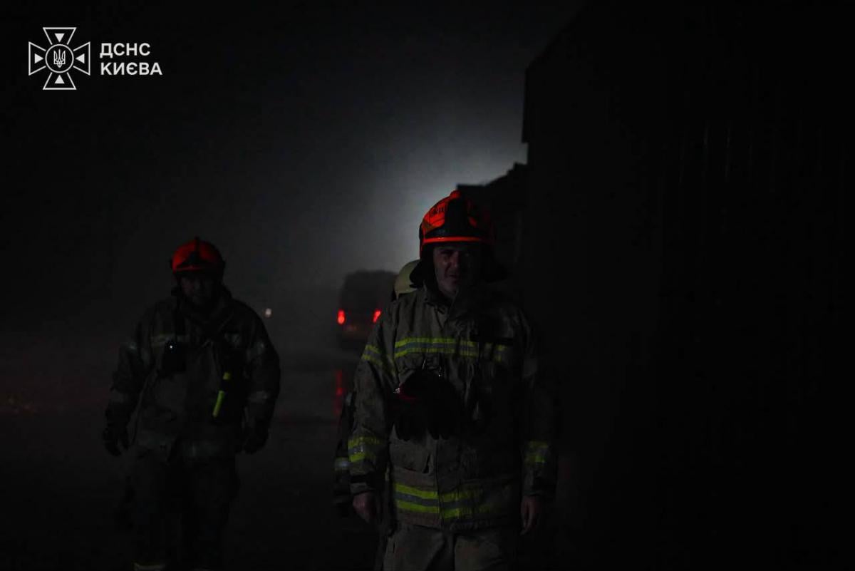 Двоє жертв і 8 постраждалих: в ДСНС показали наслідки нічної атаки на Київ (фото) Двоє жертв і 8 постраждалих: в ДСНС показали наслідки нічної атаки на Київ (фото)