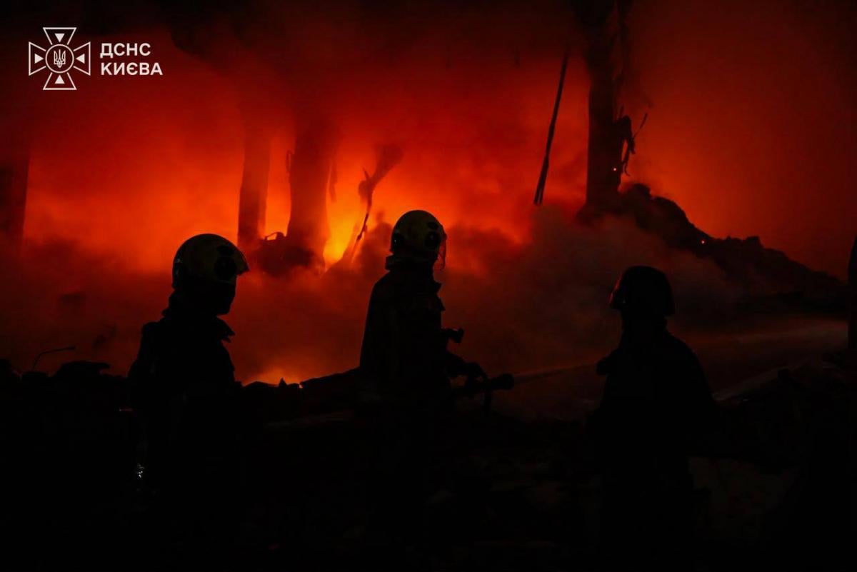 Двоє жертв і 8 постраждалих: в ДСНС показали наслідки нічної атаки на Київ (фото) Двоє жертв і 8 постраждалих: в ДСНС показали наслідки нічної атаки на Київ (фото)