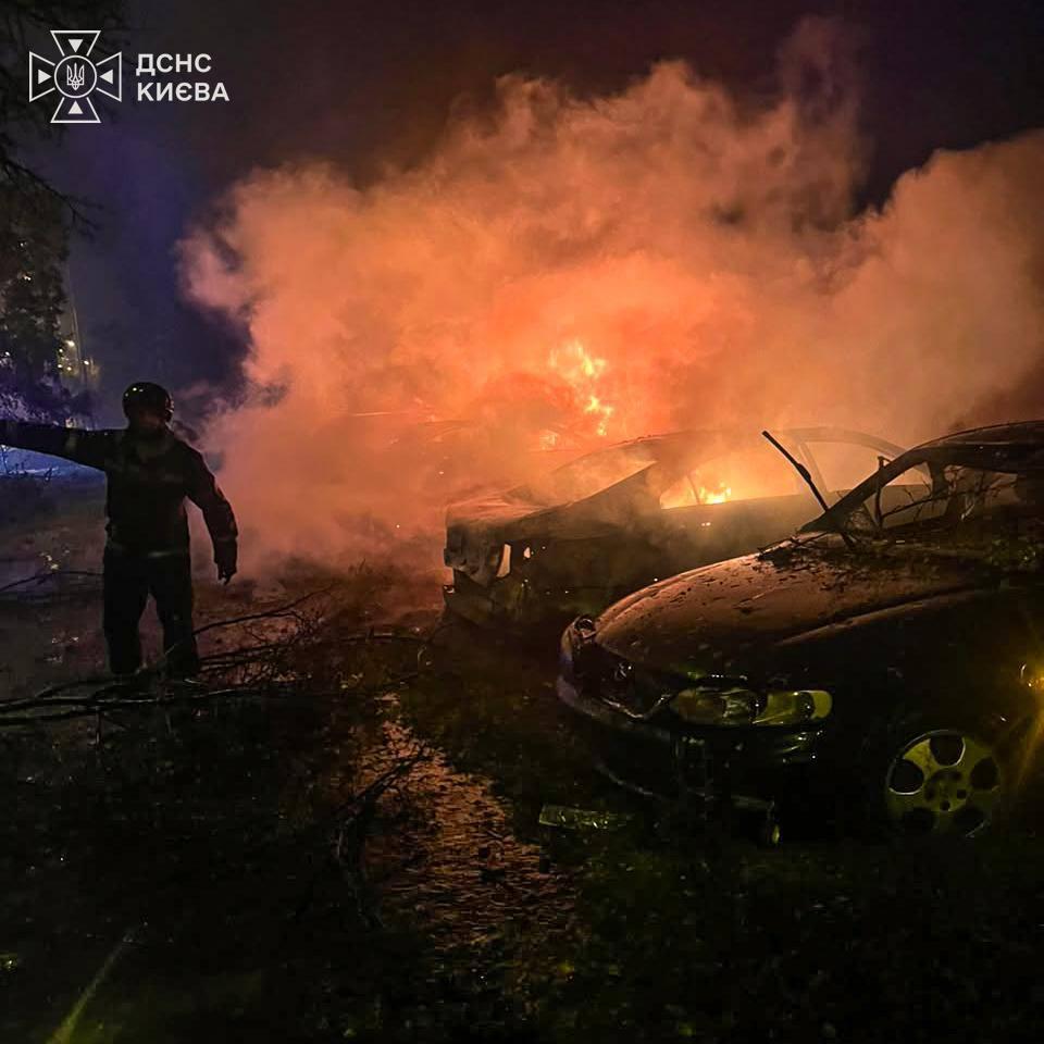 Двоє жертв і 8 постраждалих: в ДСНС показали наслідки нічної атаки на Київ (фото) Двоє жертв і 8 постраждалих: в ДСНС показали наслідки нічної атаки на Київ (фото)