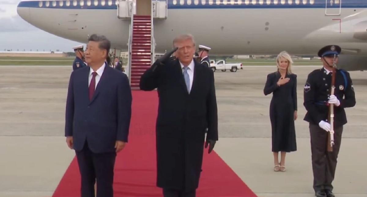 С красной дорожкой у трапа самолета: Трамп лично встретил Си Цзиньпина (видео)