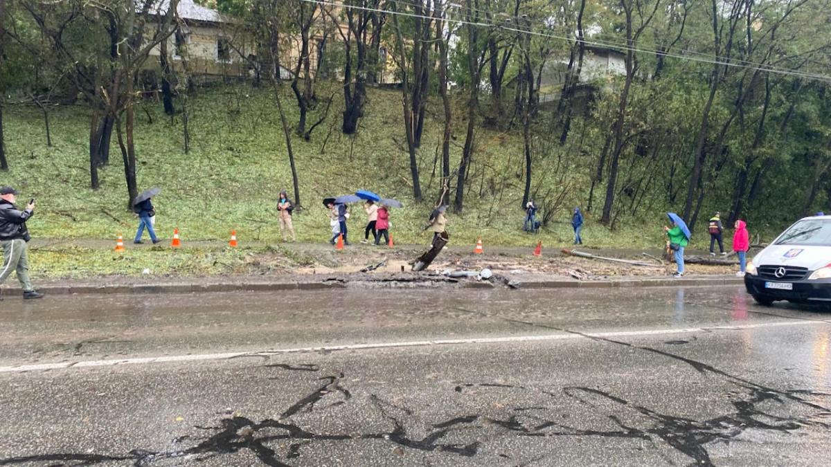 Двое жертв и 8 пострадавших: что известно о последствиях ночной атаки на Киев (фото) Двое жертв и 8 пострадавших: что известно о последствиях ночной атаки на Киев (фото)