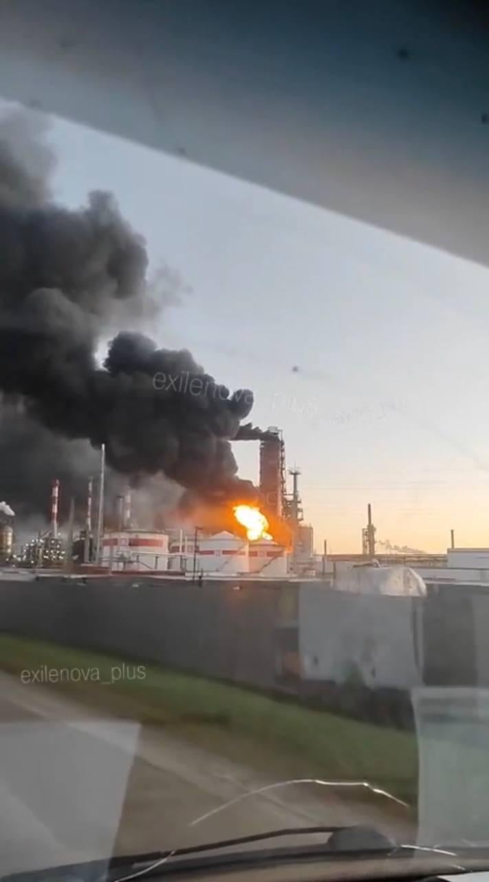 Росію масово атакували дрони: уражено один із найбільших НПЗ та військовий завод (фото) Росію масово атакували дрони: уражено один із найбільших НПЗ та військовий завод (фото)