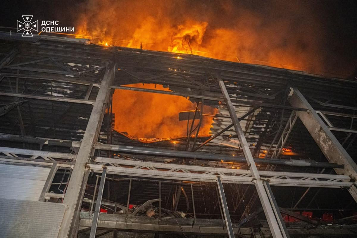 На Одещині РФ атакувала будинки та поштову логістику: загинули 2 особи, є поранені (відео) На Одещині РФ атакувала будинки та поштову логістику: загинули 2 особи, є поранені (відео)
