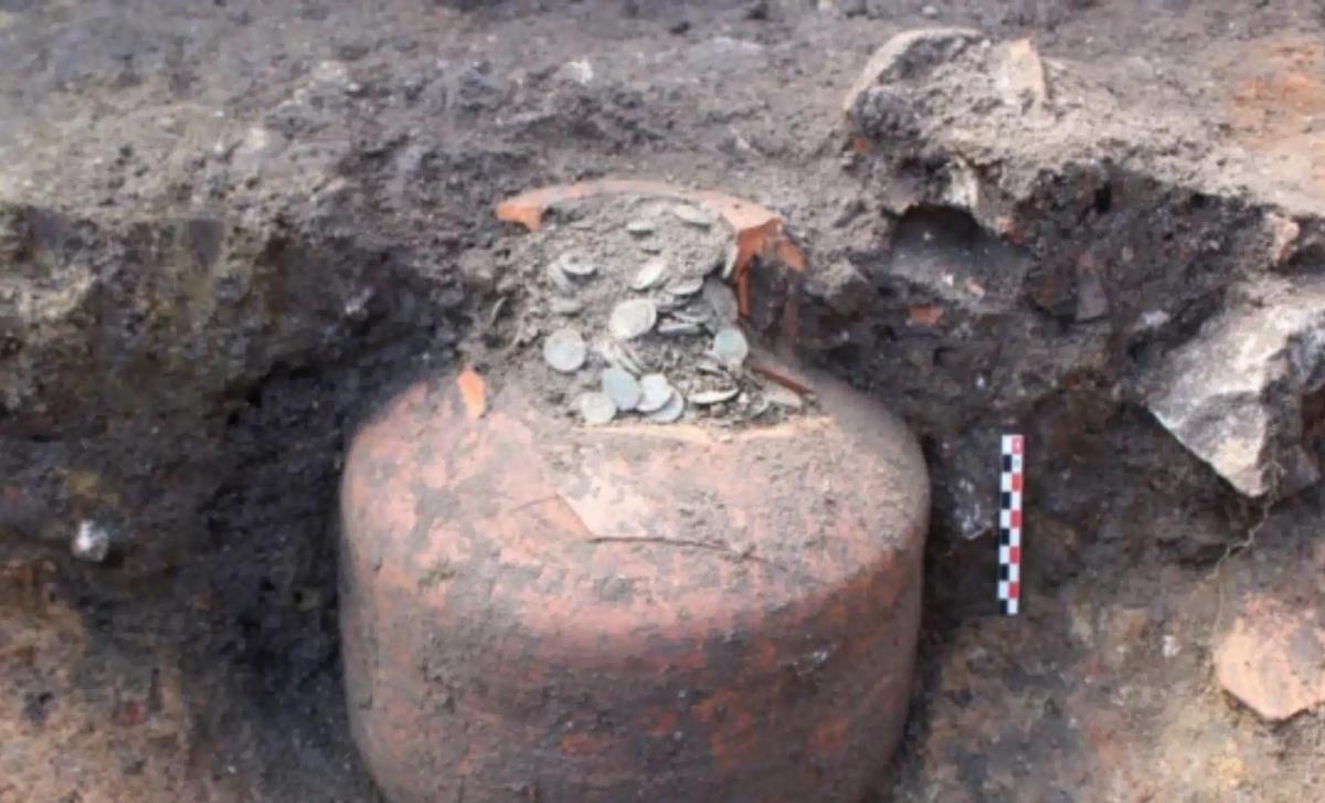 Археологи знайшли під селом посудину віком 1800 років, наповнену десятками тисяч римських монет