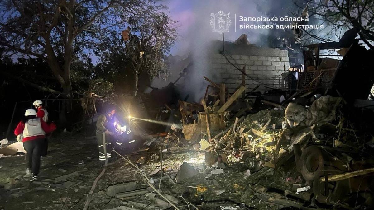 Росіяни вдарили по Запоріжжю: є загиблі, поранена дитина (фото) Росіяни вдарили по Запоріжжю: є загиблі, поранена дитина (фото)