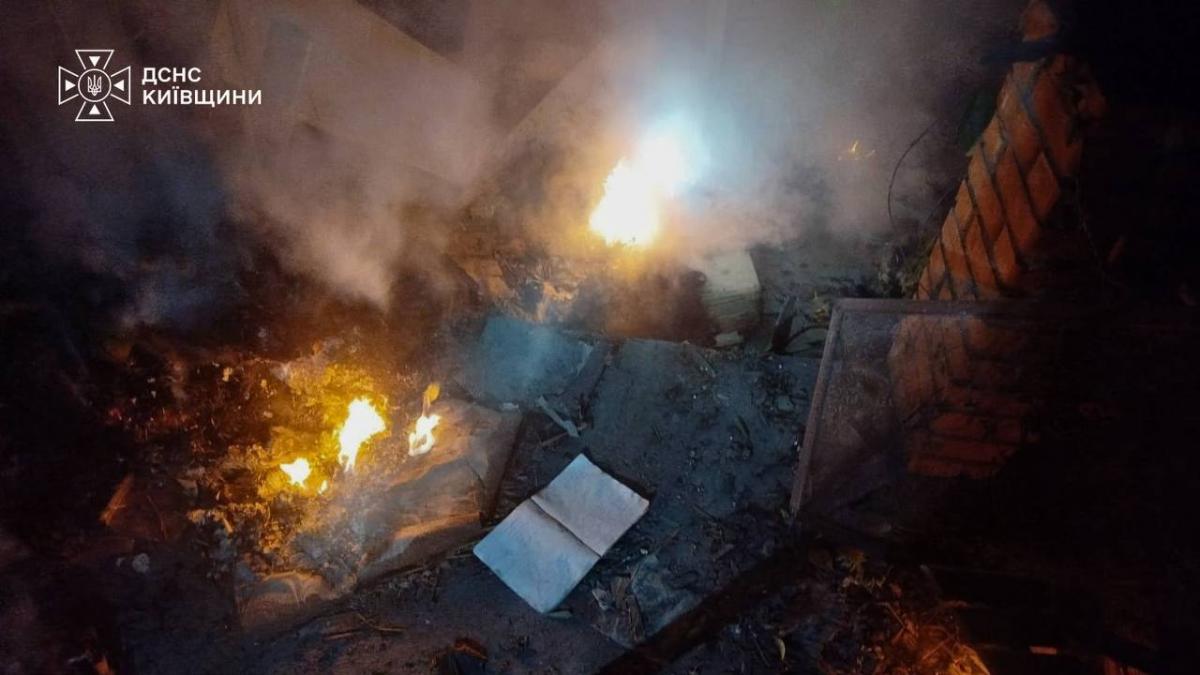 РФ нанесла удар беспилотниками по Киеву и области: возникло много пожаров, есть пострадавшие РФ нанесла удар беспилотниками по Киеву и области: возникло много пожаров, есть пострадавшие